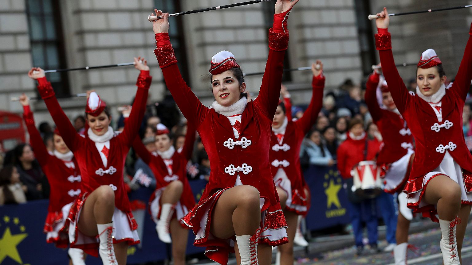 Londres celebra 2018 com parada para milhares de pessoas