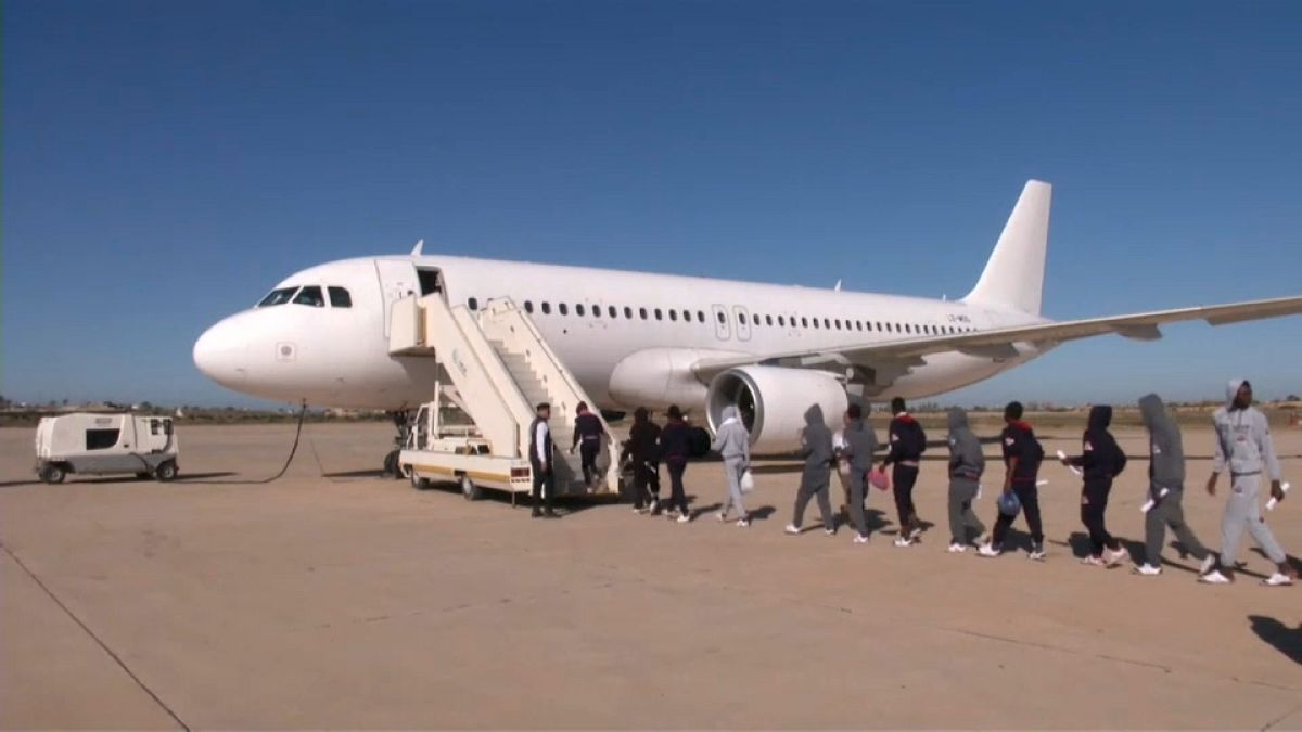 Afrikalı göçmenler Libya'dan ayrılıyor
