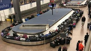 تكدس الأمتعة في صالة الوصول في مطار سي- تاك في واشنطن بولاية سياتل الأمريكي