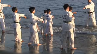 Yeni yıla okyanus suyunda karate yaprak girdiler
