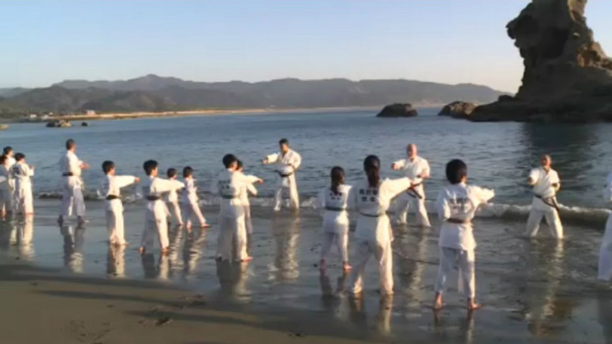 Πρωτοχρονιάτικο «Karate Kid» στα παγωμένα νερά του Ειρηνικού