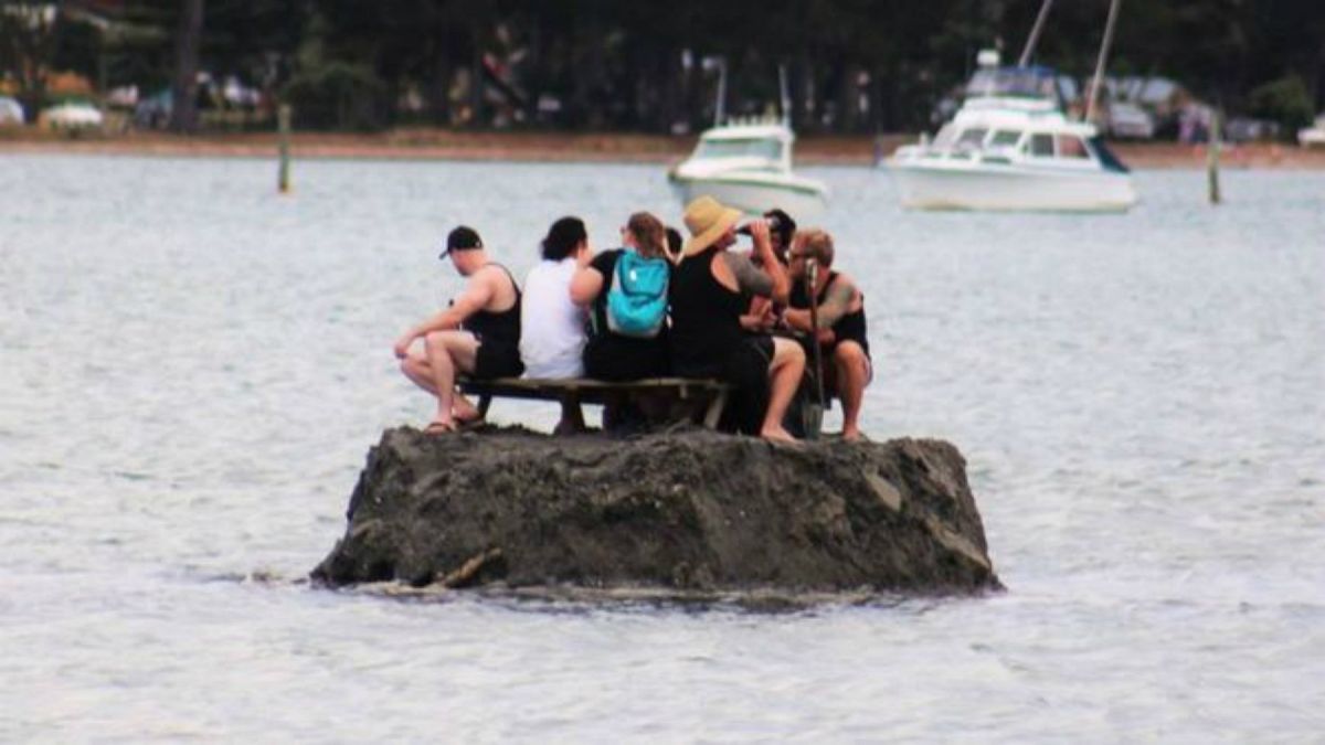 نيوزيلنديون يشيدون جزيرة في محاولة لتجنب حظر للكحول