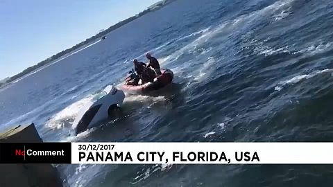 Спасатели вытащили водителя из тонущего автомобиля 