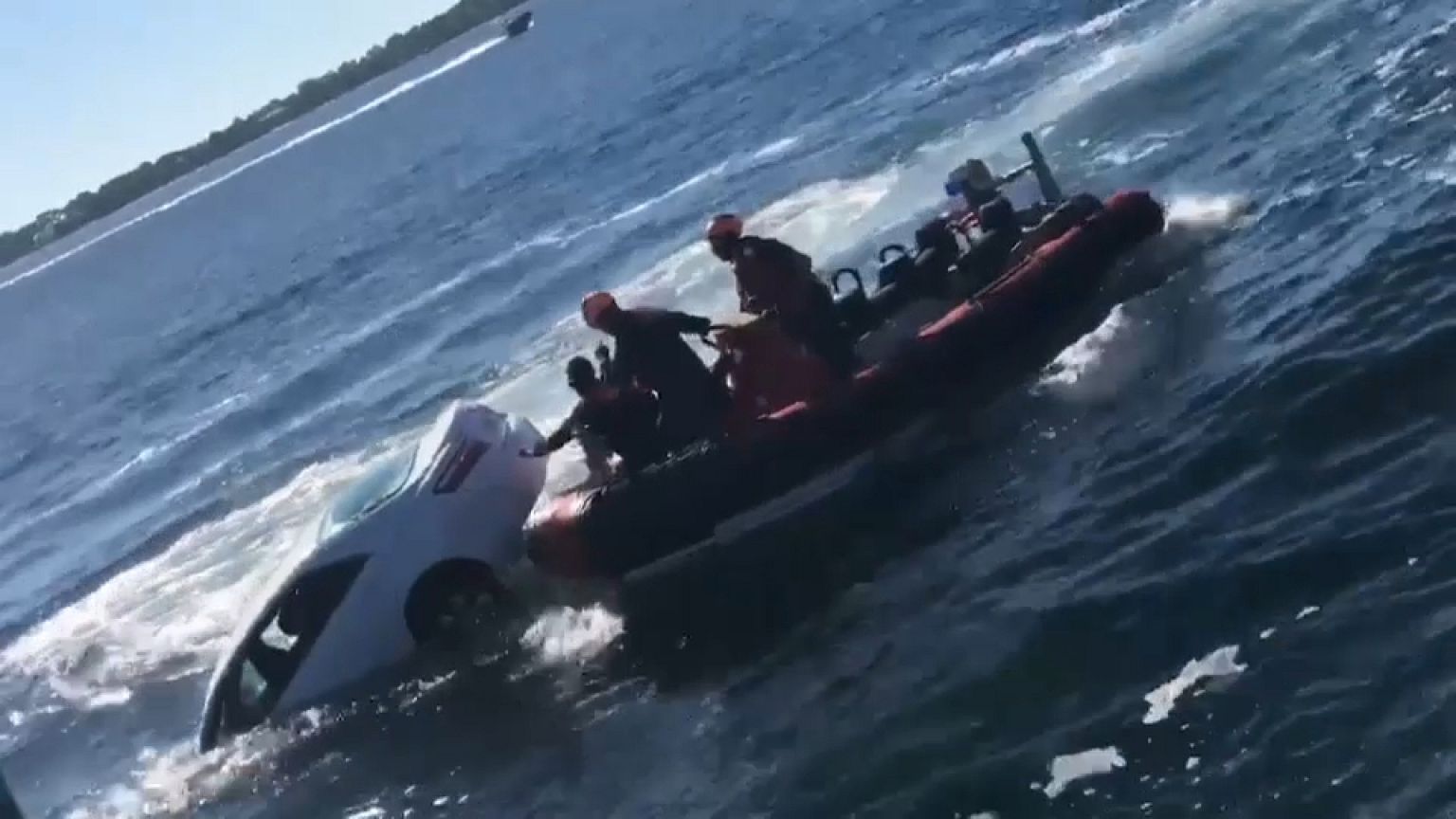 Rettungsaktion: 89-Jähriger stürzt mit Auto ins Wasser