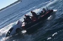Rettungsaktion: 89-Jähriger stürzt mit Auto ins Wasser