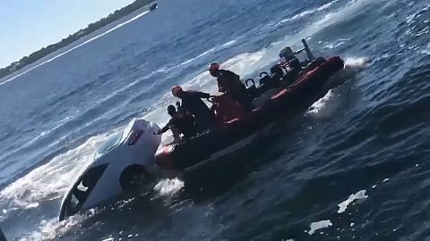 Rettungsaktion: 89-Jähriger stürzt mit Auto ins Wasser