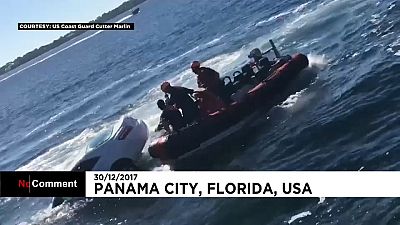 Guarda Costeira dos EUA resgata homem que caiu de carro ao mar