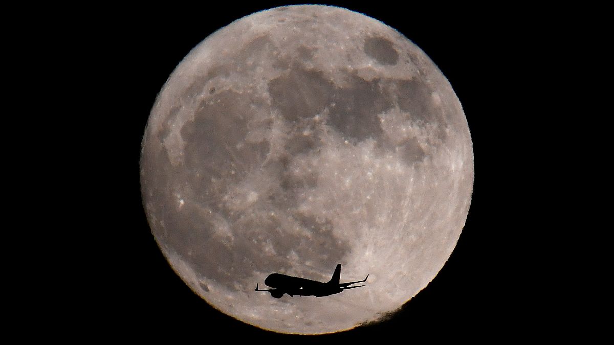 Rare supermoon delights stargazers on New Year's day