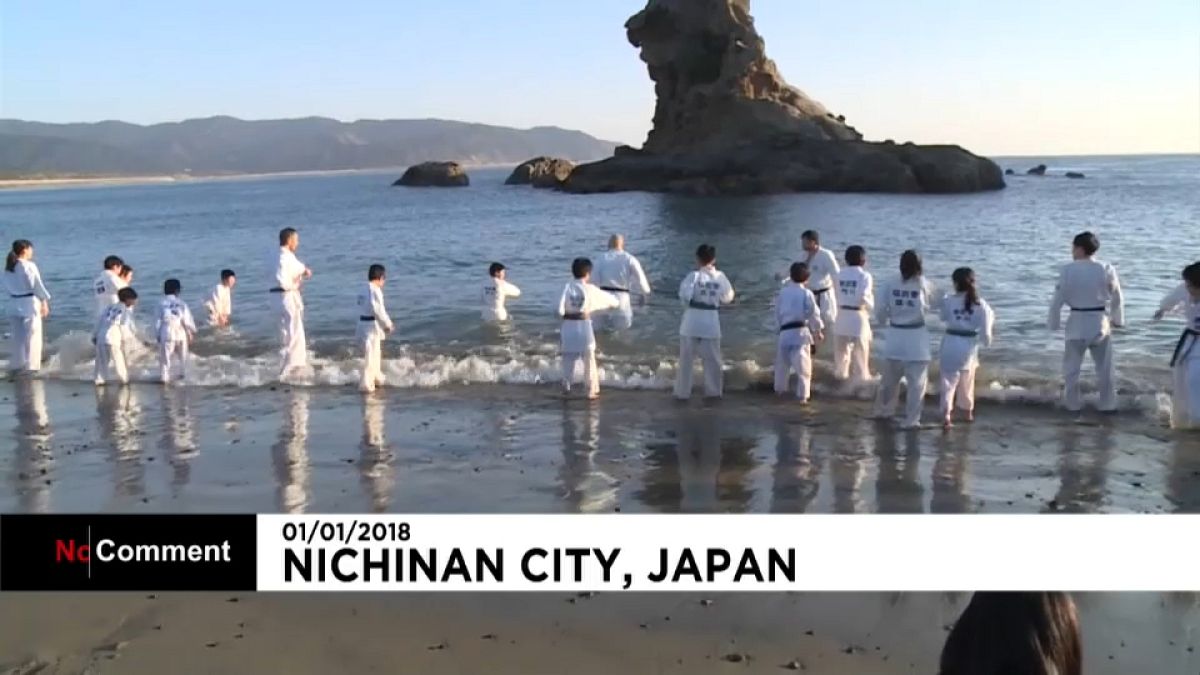 Crianças no Japão fizeram 1º treino do ano de Karaté no mar 