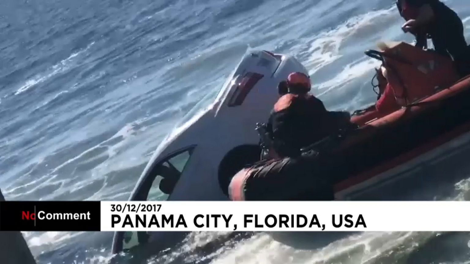 Salvan a un hombre que cayó con su coche al mar