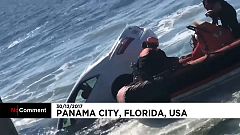 Salvan a un hombre que cayó con su coche al mar