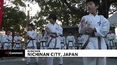 Karate a Capodanno: in Giappone i bambini si allenano nelle acque del Pacifico