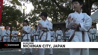 Karate a Capodanno: in Giappone i bambini si allenano nelle acque del Pacifico