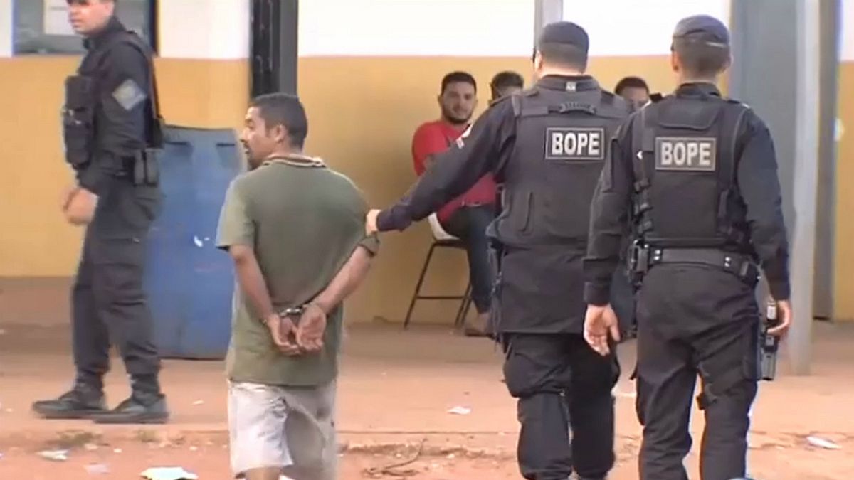 Motim numa prisão no Brasil faz 9 mortos e 77 reclusos em fuga