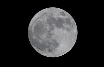 "قمر الذئب": لحظات جميلة لاكتمال القمر في أول أيام العام الجديد