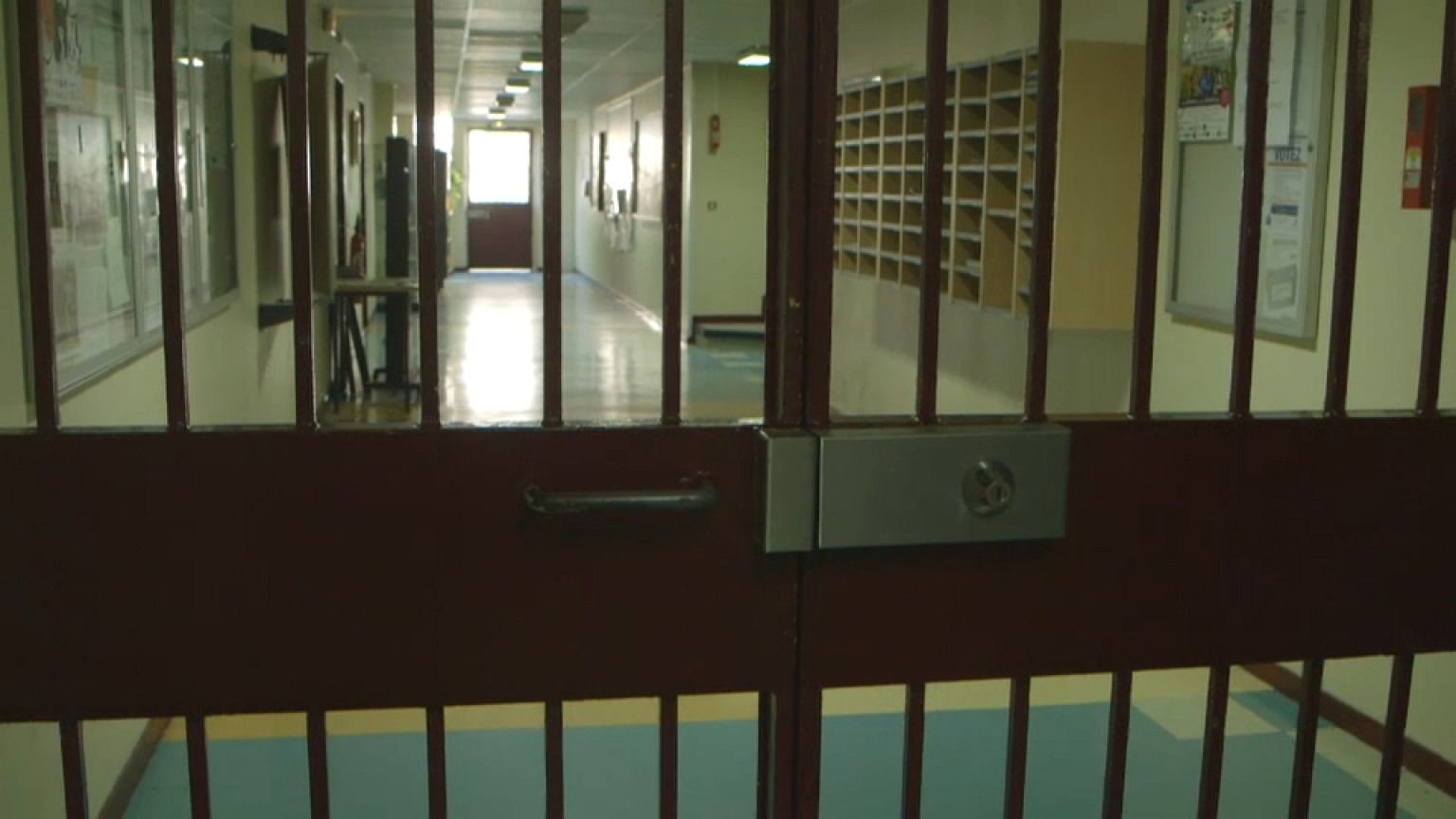 Prisons : bientôt des téléphones fixes dans les cellules en France