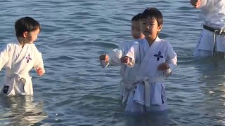 Karate-Kids trainieren im Meer