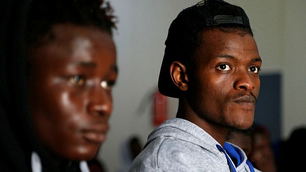 İsrail binlerce Afrikalı göçmeni sınır dışı edecek İsrail binlerce Afrikalı göçmeni sınır dışı edecek