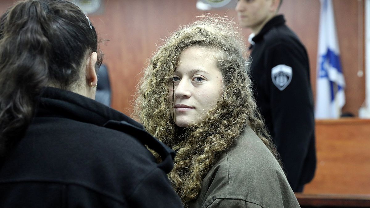 Hősként ünneplik az izraeli katonákat megütő palesztin lányt