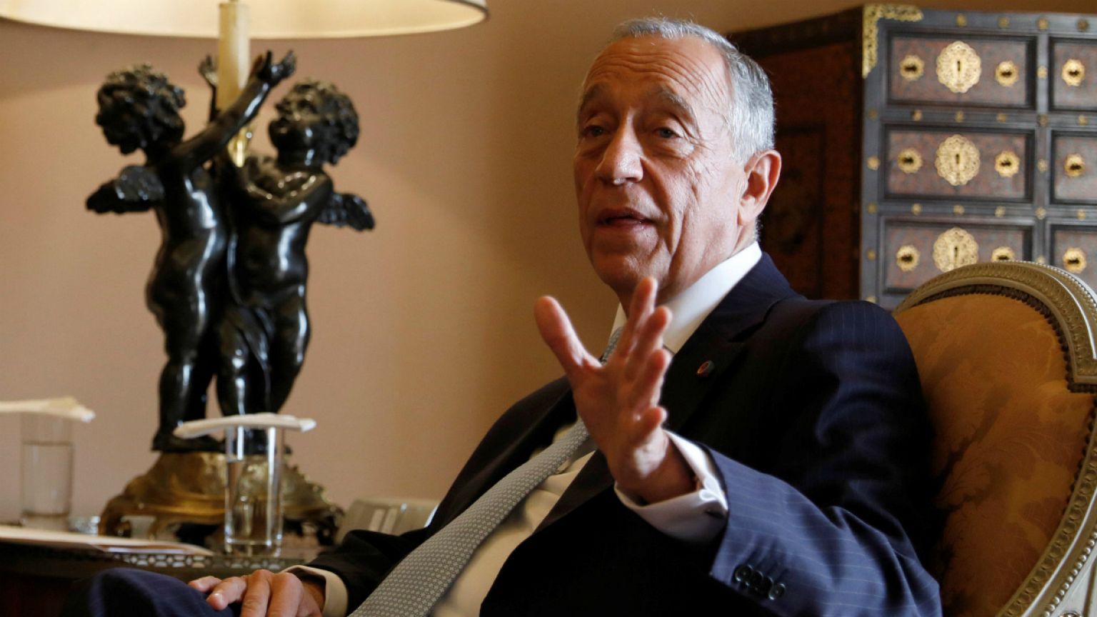 Marcelo Rebelo de Sousa "chumba" diploma aprovado em segredo