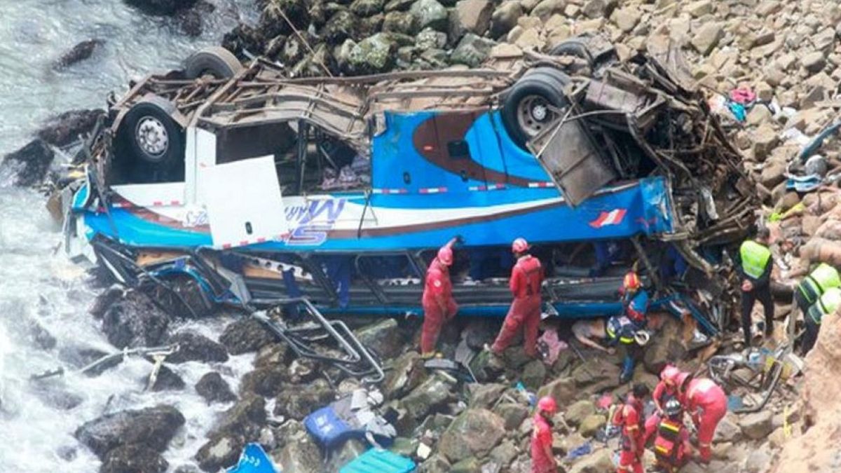  Dezenas de mortos em queda de autocarro em ravina no Peru