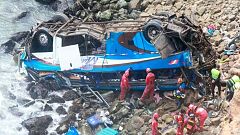  Dezenas de mortos em queda de autocarro em ravina no Peru