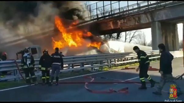 Autocisterna in fiamme sull'A21, sei morti a Brescia Autocisterna in fiamme sull'A21, sei morti a Brescia