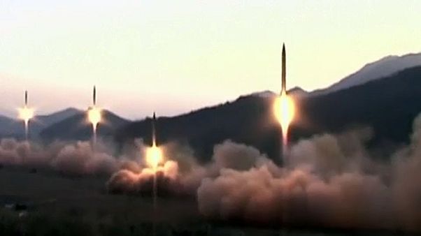 Trump, Kim Jong-un e o tamanho do botão nuclear Trump, Kim Jong-un e o tamanho do botão nuclear