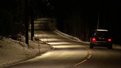 بالفيديو: أضواء للطريق تنير ذاتيا مع اقتراب السيارات في النرويج 