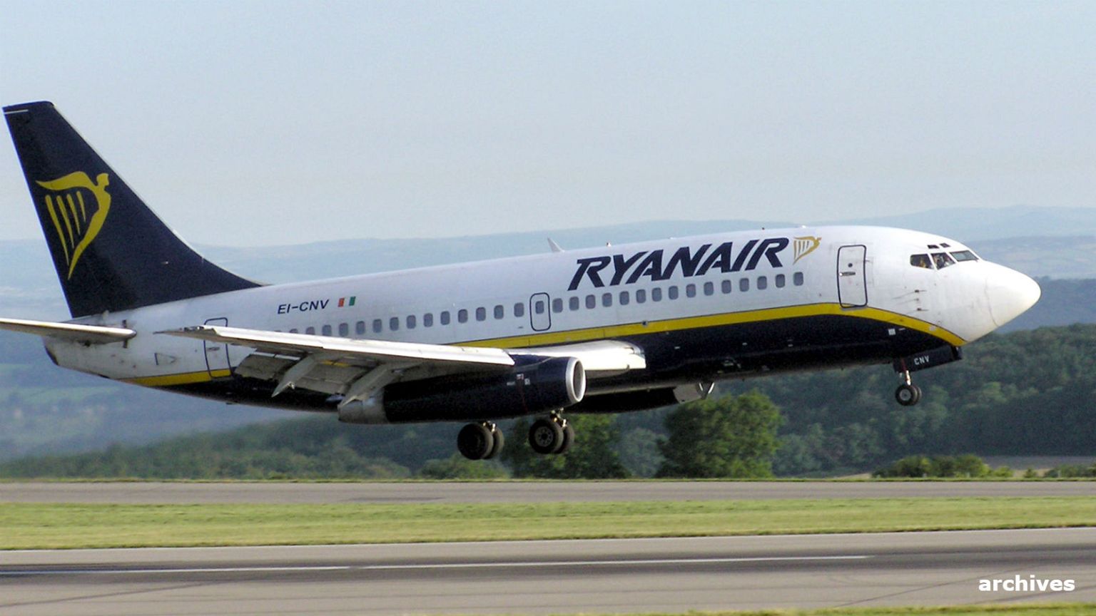 Un passager sort d’un avion… par une aile ! 