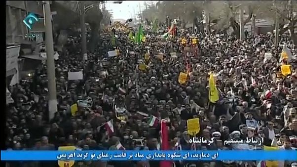 النظام الإيراني يستعرض قوته بمظاهرات مؤيدة للحكومة النظام الإيراني يستعرض قوته بمظاهرات مؤيدة للحكومة
