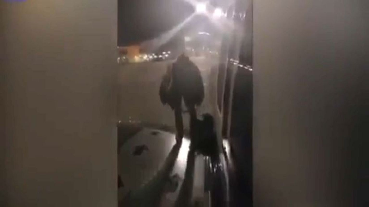 Spagna: esce da ala dell'aereo, arrestato