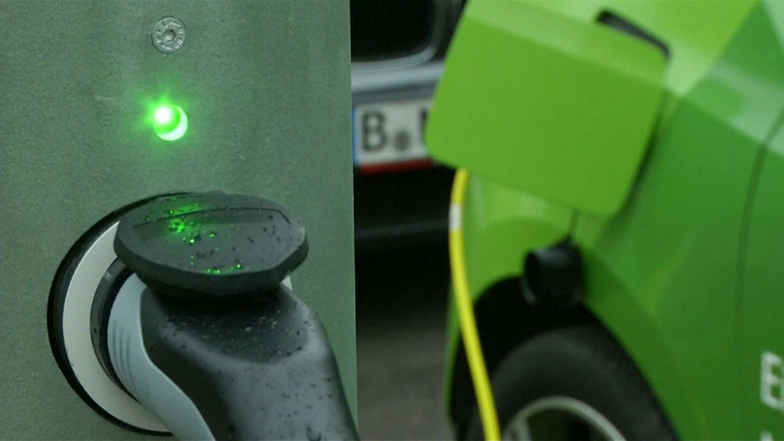 Teure E-Autos, schwache Infrastruktur: Förderprämie verpufft weitgehend