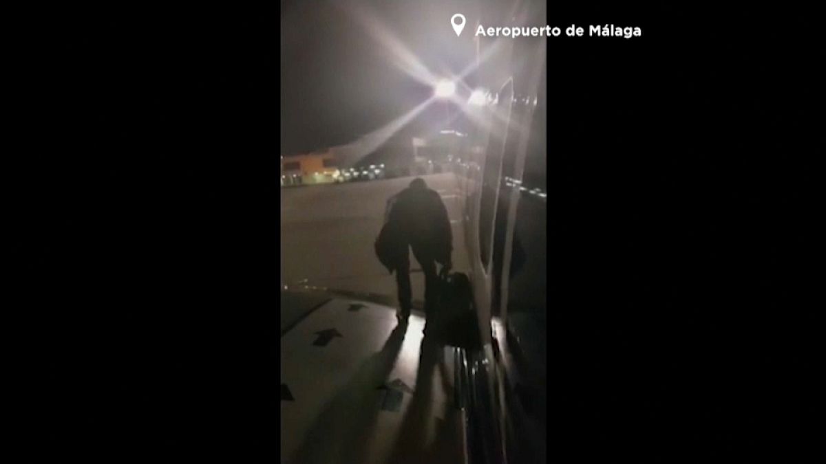 Un pasajero de Ryanair desembarca por la puerta de emergencia