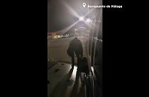 Un pasajero de Ryanair desembarca por la puerta de emergencia