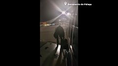 Un pasajero de Ryanair desembarca por la puerta de emergencia