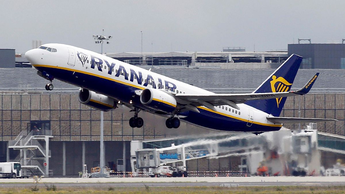 Επιβάτης της Ryanair βγήκε από την έξοδο κινδύνου επειδή καθυστερούσε η αποβίβαση - Βίντεο