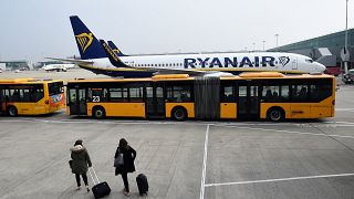 Ryanair: Άνοιξε την πόρτα και... βγήκε! (βίντεο)