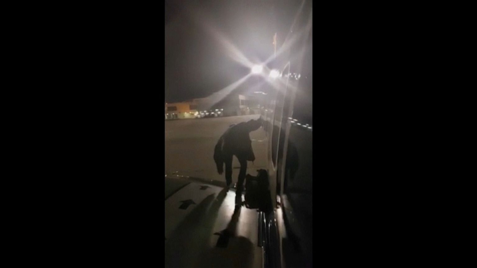 Un passager s'assoit sur l'aile d'un avion