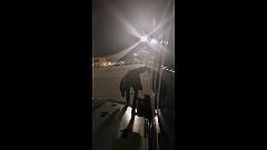 Un passager s'assoit sur l'aile d'un avion