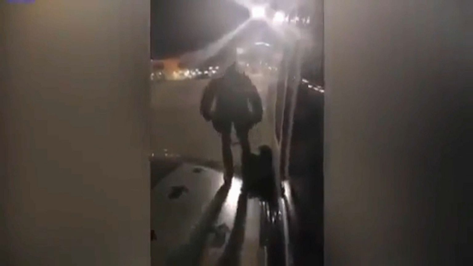 Passageiro irritado sai pela porta de emergência