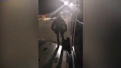 Passageiro irritado sai pela porta de emergência