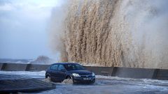 Tempestade Eleanor chega em força a França e Grã-Bretanha