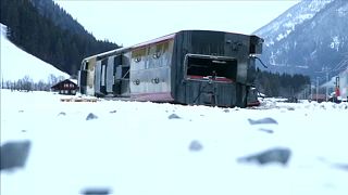 Comboio descarrila e tomba na Suíça por causa de tempestade