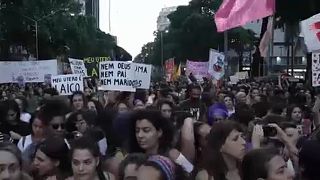 Mulheres brasileiras expõem-se contra proibição do aborto