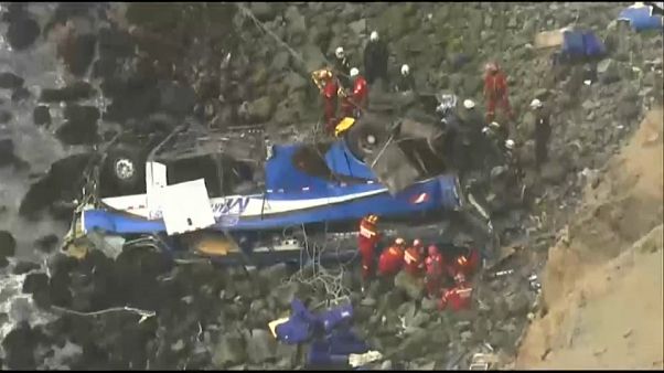 Ascienden a 51 los muertos en el autobús despeñado en la "curva del diablo" Ascienden a 51 los muertos en el autobús despeñado en la "curva del diablo"