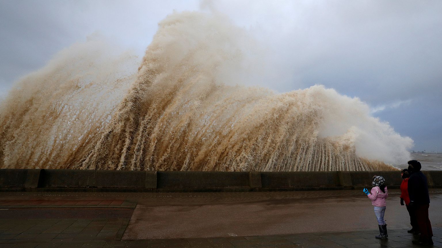 Tempestade Eleanor faz pelo menos três mortos na Europa