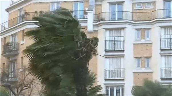 "إيلنور" عندما تعصف تقصف في فرنسا وأوروبا الغربية "إيلنور" عندما تعصف تقصف في فرنسا وأوروبا الغربية
