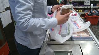 Grecia empieza a cobrar las bolsas de plástico en los supermercados