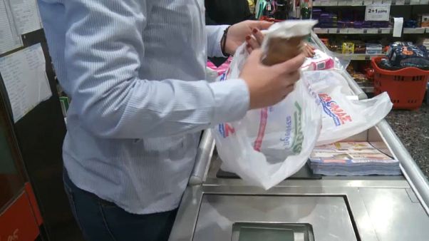 Grecia empieza a cobrar las bolsas de plástico en los supermercados Grecia empieza a cobrar las bolsas de plástico en los supermercados